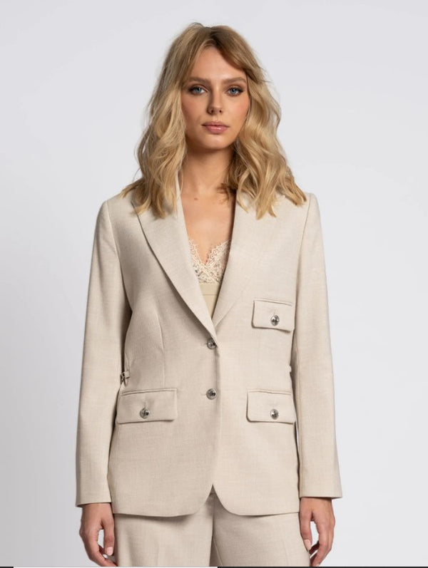 https://content.storeinfo.nl/applicatie/img/1092/20250722120155_2308699_julieteblazer3.jpg