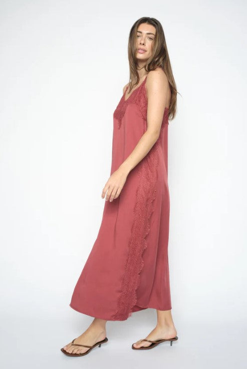 https://content.storeinfo.nl/applicatie/img/1092/20260515110215_712363_MMLaurieAnnieDresscowhide4.jpg