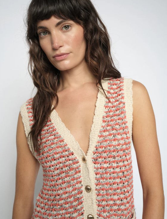 https://content.storeinfo.nl/applicatie/img/1092/20260515113513_723298_MiahKnitVestEmberglow1.jpg