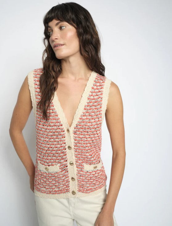 https://content.storeinfo.nl/applicatie/img/1092/20260515113517_722989_MiahKnitVestEmberglow2.jpg