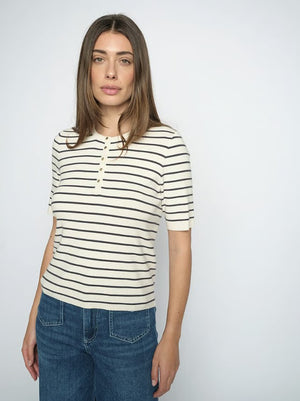 https://content.storeinfo.nl/applicatie/img/1092/20260515114210_722792_AlizCalizStripeSSKnitIndiaink1.jpg