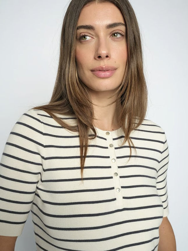 https://content.storeinfo.nl/applicatie/img/1092/20260515114215_712227_AlizCalizStripeSSKnitIndiaink2.jpg