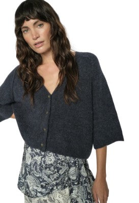 https://content.storeinfo.nl/applicatie/img/1092/20260515114718_720092_ThoraLizetKnitCardiganIndiaink2.jpg