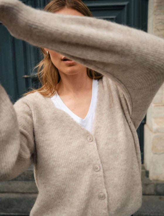 https://content.storeinfo.nl/applicatie/img/1092/20260515115052_719490_ThoraLizetKnitCardiganFeatherGray5.jpg