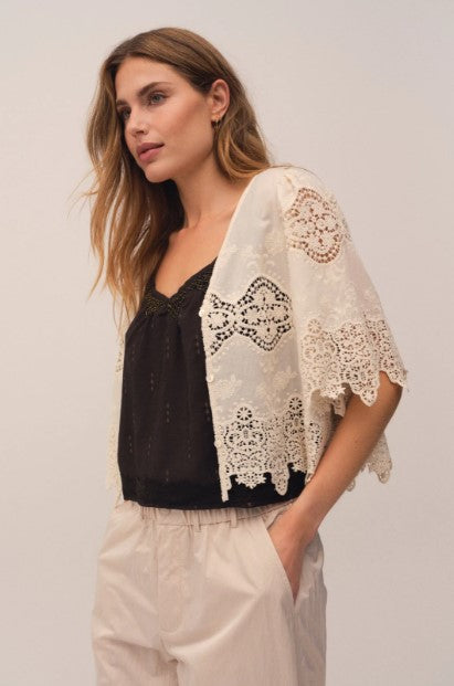 https://content.storeinfo.nl/applicatie/img/1092/20260518204952_962345_CamiGOBlouseCreme2.jpg