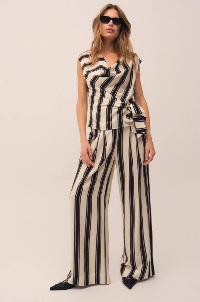 https://content.storeinfo.nl/applicatie/img/1092/20260518205207_962972_CloeGOAtalieJoPantsBlackStripes2.jpg
