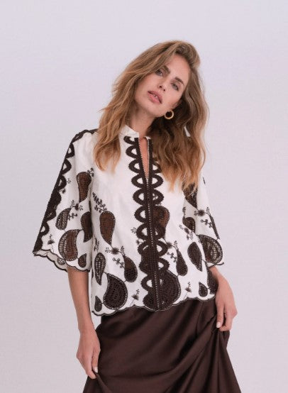 https://content.storeinfo.nl/applicatie/img/1092/20260518211429_971229_MiraaGOBlouseCremeBrown3.jpg